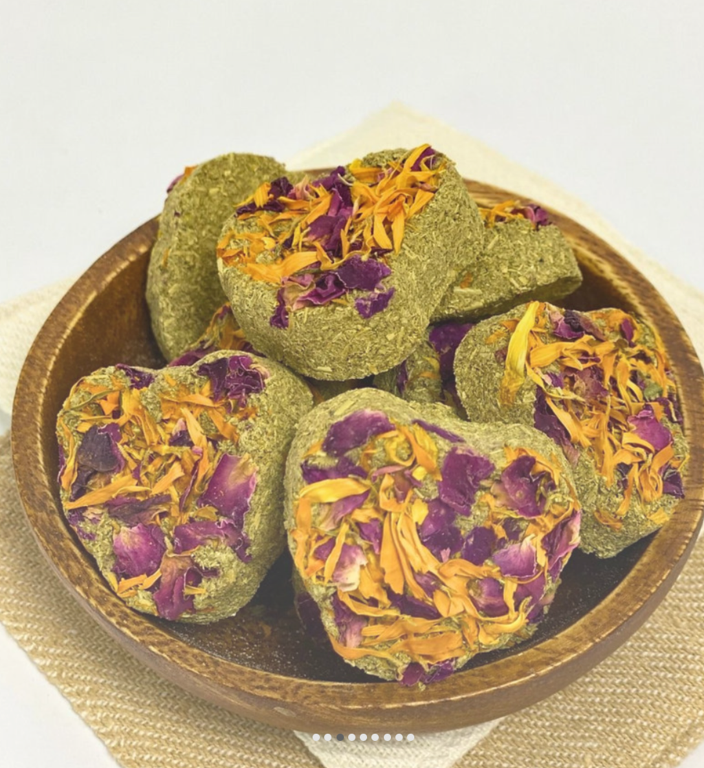 Hay Flower Mini Cakes